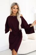 Śliwkowa sukienka wizytowa z szerokimi rękawami i kwiatem – Noelia