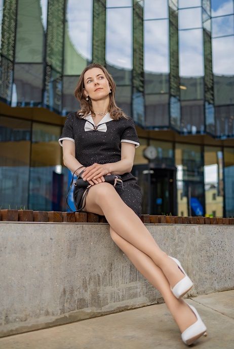 Stylizacje z sukienką do pracy - jak dobrać dodatki i obuwie?